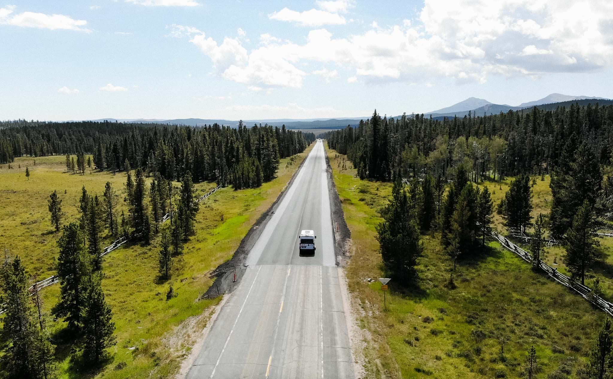 Notre van vue du ciel sur une route entre les sapins aux Etats-Unis.